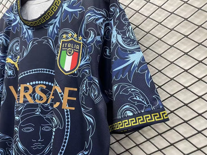 MAILLOT ITALIE CONCEPT EDITION VERSACE BLEU 2023/2024